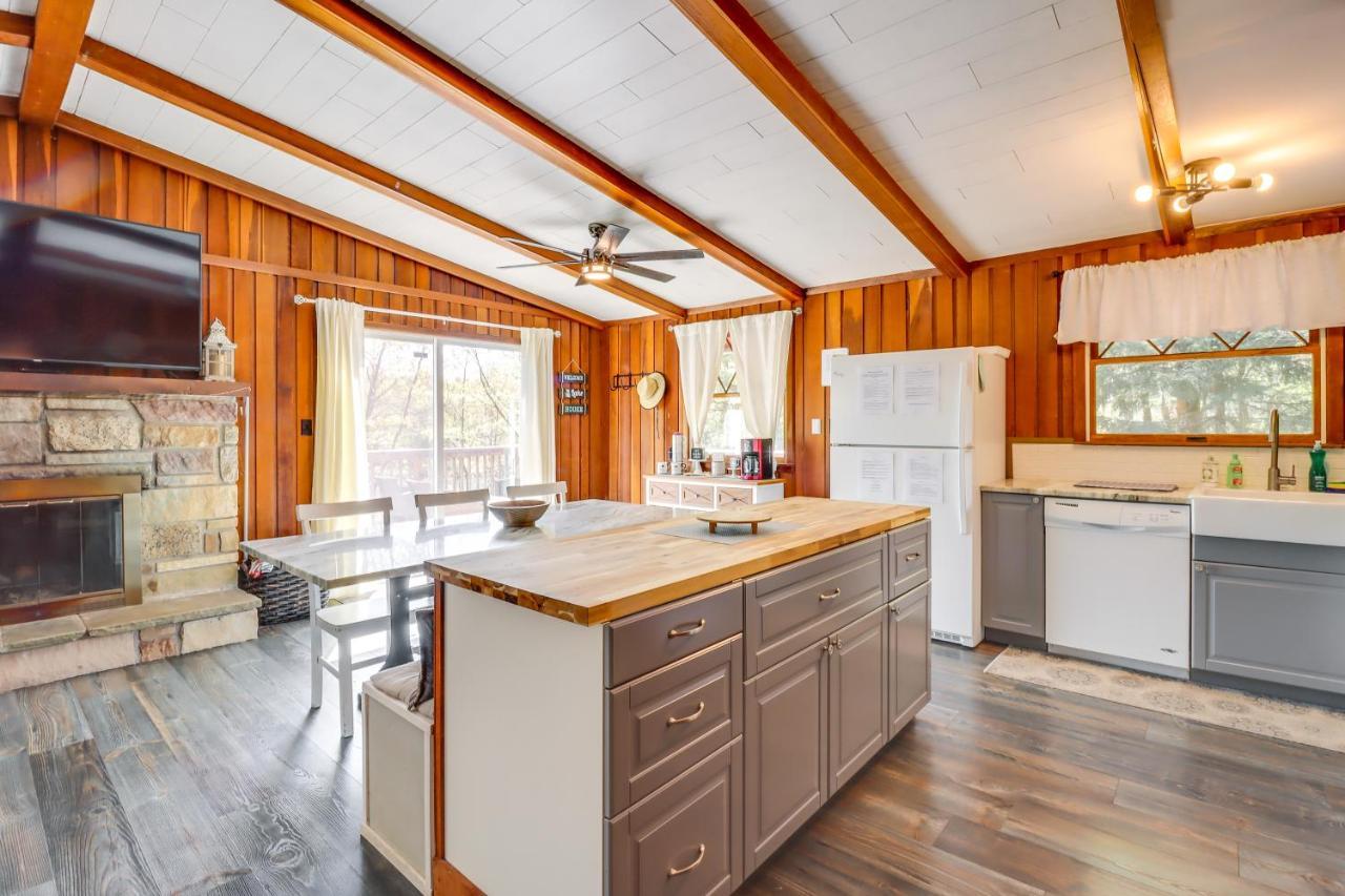 Lakefront Poconos Vacation Rental With Swim Dock! Long Pond Exterior photo